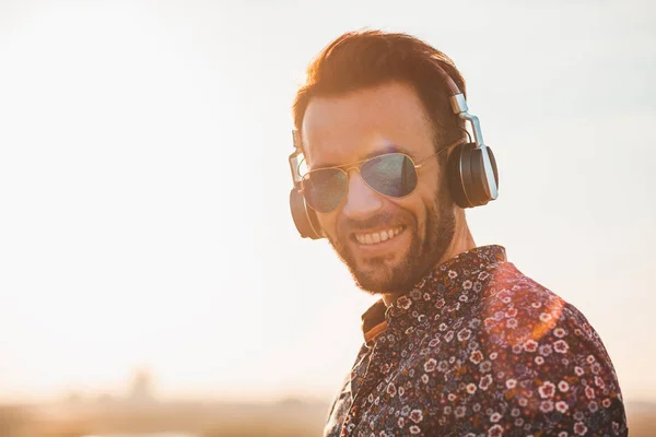 Genç Adam Nde Günbatımı Kulaklıklar Müzik Dinlemek Zevk — Stok fotoğraf