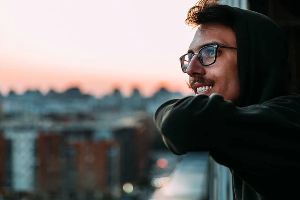 Retrato Joven Mirando Atardecer Desde Balcón Pensando Vida —  Fotos de Stock