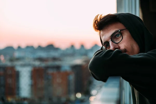 Ritratto Giovane Che Guarda Tramonto Balcone Pensando Alla Vita — Foto Stock