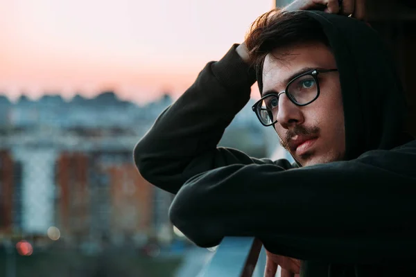Retrato Joven Mirando Atardecer Desde Balcón Pensando Vida —  Fotos de Stock