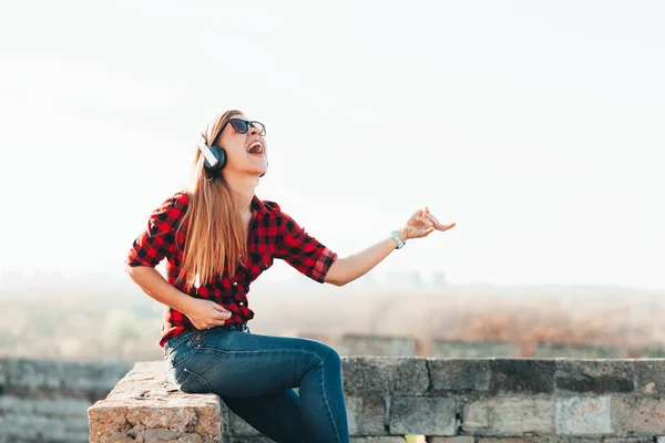 Genç Kadın Hayali Gitar Açık Havada Oyun Kulaklıklar Müzik Dinlemek — Stok fotoğraf