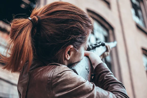 Giovane Donna Con Vecchio Fucile — Foto Stock