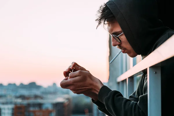 Joven Encendiendo Cigarrillo Balcón —  Fotos de Stock