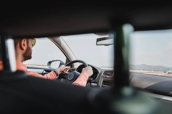 Jeune Homme Conduisant Une Voiture Tir Intérieur — Photo