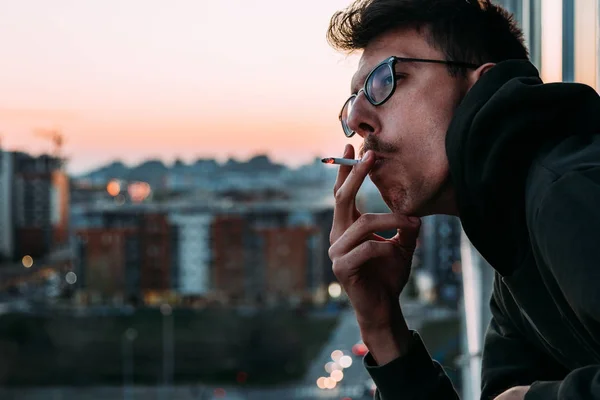 Joven Fumando Cigarrillo Balcón Atardecer —  Fotos de Stock