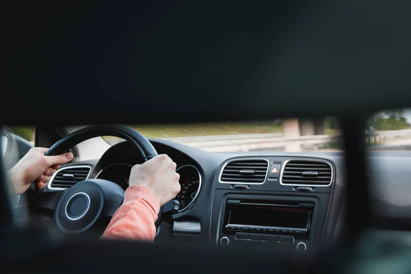 Junger Mann Steuer Eines Autos Innenaufnahmen — Stockfoto