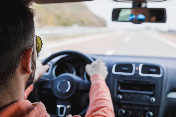 Junger Mann Steuer Eines Autos Innenaufnahmen — Stockfoto