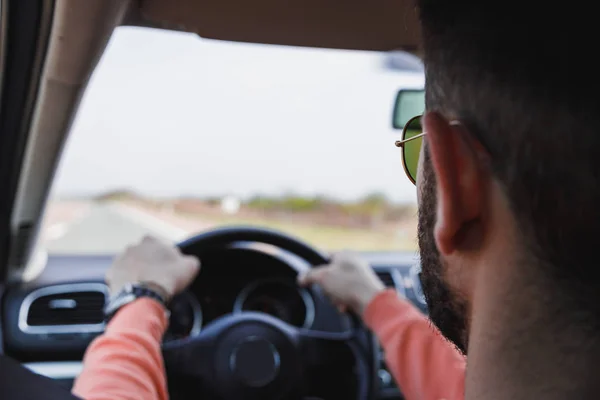 Junger Mann Steuer Eines Autos Innenaufnahmen — Stockfoto