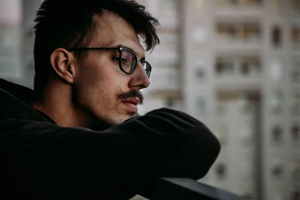 Joven Hombre Triste Mirando Desde Balcón —  Fotos de Stock