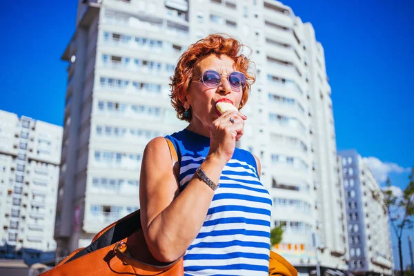 Зрелая Женщина Ест Мороженое Солнечный Жаркий День — стоковое фото