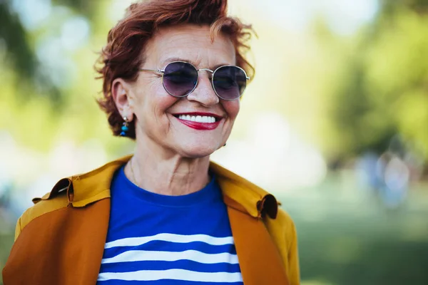 Portrait Mature Woman Walking Park — Stock Photo, Image