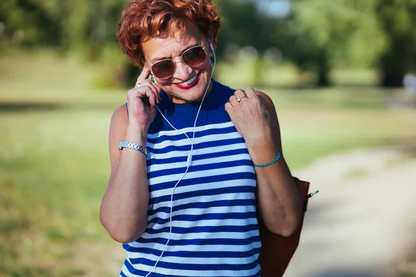 Mature Woman Listening Music Headphones Park — Stock Photo, Image