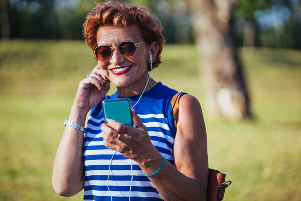Mature Woman Listening Music Headphones Park — Stock Photo, Image