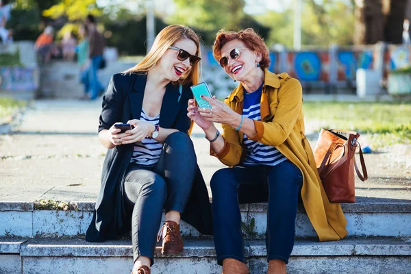 Mother Daughter Park Sharing Content Smartphones — Stock Photo, Image