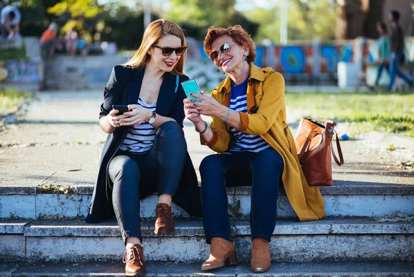 Mother Daughter Park Sharing Content Smartphones — Stock Photo, Image