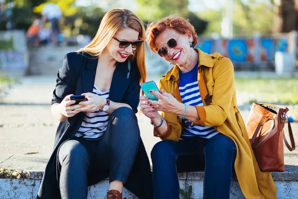 Mother Daughter Park Sharing Content Smartphones — Stock Photo, Image