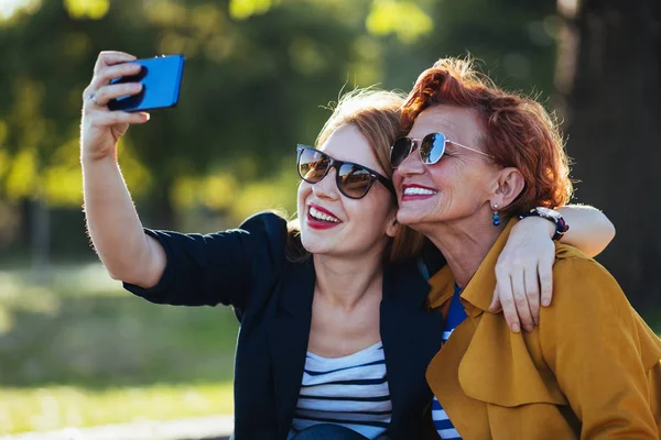 Érett Anya Felnőtt Lánya Vesz Selfie Parkban — Stock Fotó