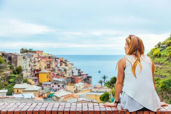 Ung Kvinna Som Reser Genom Europa Cinque Terre Italien — Stockfoto