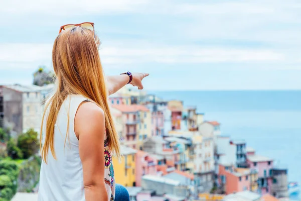 Mujer Joven Viajando Por Europa Cinque Terre Italia — Foto de Stock