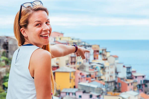 Young Woman Traveling Europe Cinque Terre Italy — Stock Photo, Image