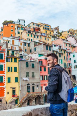Genç adam Avrupa 'yı geziyor, Cinque Terre, İtalya