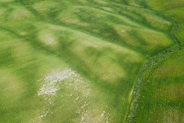 İlkbaharda Toskana manzarasının havadan görünümü