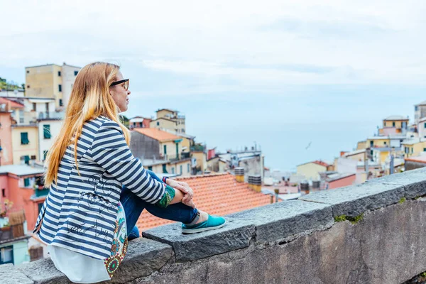 Piękna Młoda Kobieta Ciesząca Się Widokiem Manarola Liście Światowego Dziedzictwa — Zdjęcie stockowe