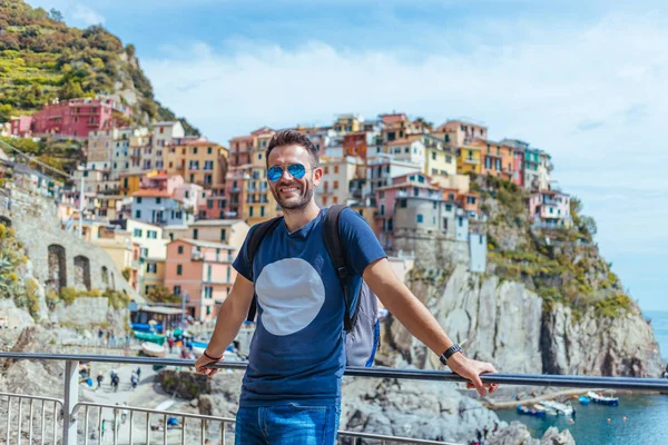 Joven Disfrutando Vista Manarola Patrimonio Humanidad Unesco Cinque Terre Liguria — Foto de Stock