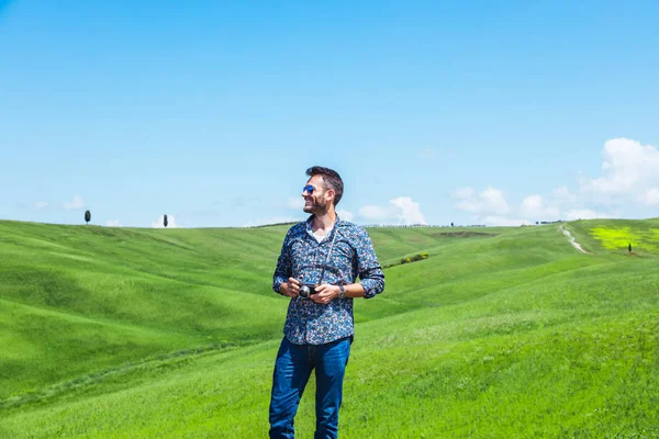 Mladý Muž Cestuje Toskánskem Val Orcia — Stock fotografie