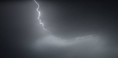 Gece gökyüzünde şimşek