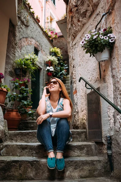 Mujer Joven Usando Teléfono Inteligente Sentado Los Escalones Pueblo Italiano — Foto de Stock