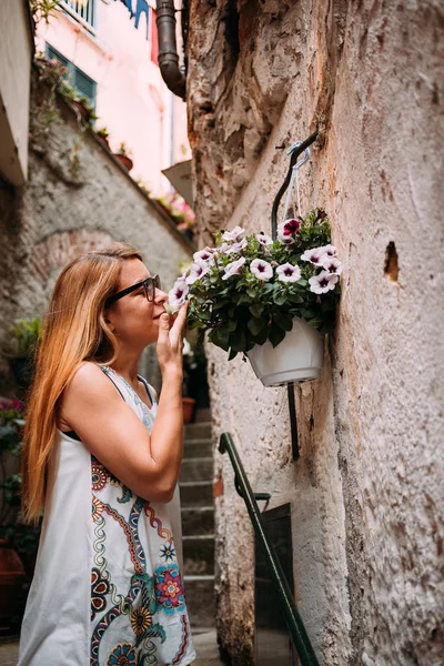 Young Tourist Woman Smelling Flowers Streets Italian Village — Stock Photo, Image