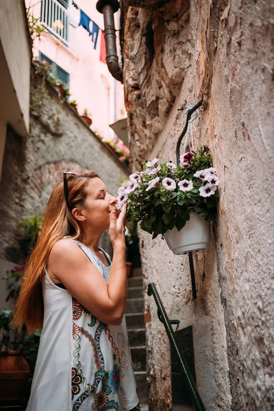 Young Tourist Woman Smelling Flowers Streets Italian Village — Stock Photo, Image