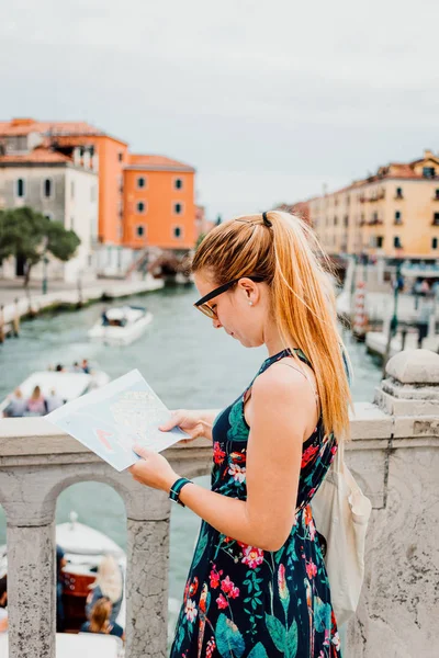 Mujer Joven Sosteniendo Mapa Venecia Italia — Foto de Stock