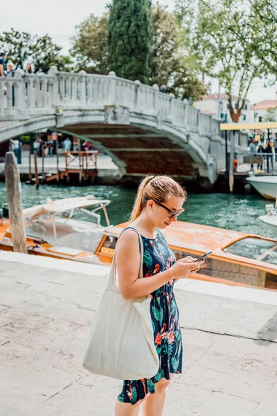 Young Tourist Woman Using Smartphone Venice Italy — Stock Photo, Image