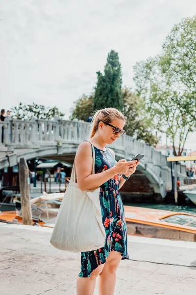 Young Tourist Woman Using Smartphone Venice Italy — Stock Photo, Image