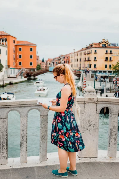 Młoda Kobieta Posiadająca Mapę Wenecji Włochy — Zdjęcie stockowe