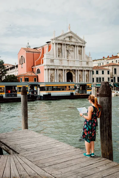 Mujer Joven Sosteniendo Mapa Venecia Italia — Foto de Stock