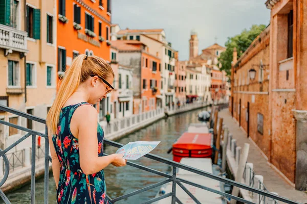 Mujer Joven Sosteniendo Mapa Venecia Italia — Foto de Stock