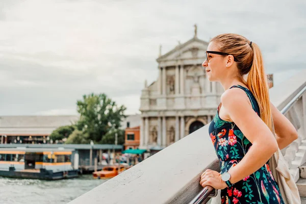 Młoda Kobieta Stoi Moście Wenecji Włochy Ciesząc Się Widokiem — Zdjęcie stockowe
