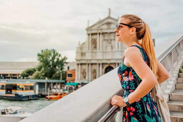 Młoda Kobieta Stoi Moście Wenecji Włochy Ciesząc Się Widokiem — Zdjęcie stockowe
