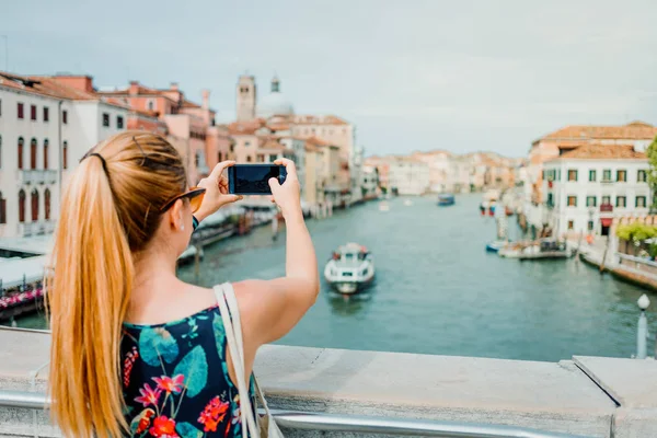 Mujer Joven Usando Teléfono Inteligente Venice Italia — Foto de Stock