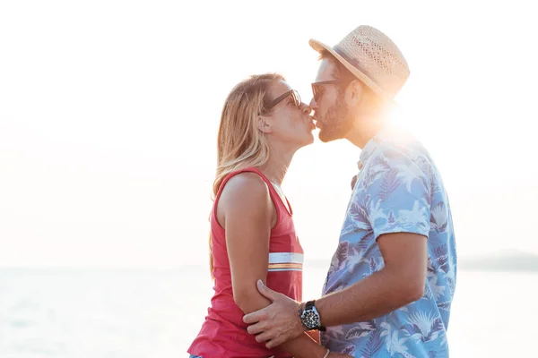 Pareja Joven Enamorada Besándose Junto Mar — Foto de Stock