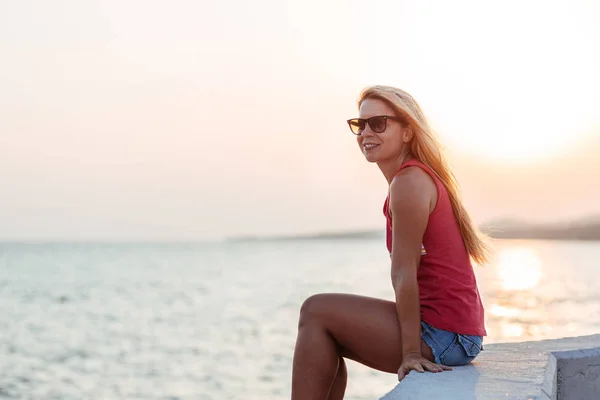 Jovem Mulher Desfrutando Pôr Sol Junto Mar — Fotografia de Stock