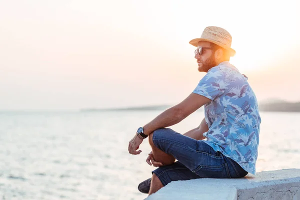 Young Man Enjoying Sunset Sea — Stock Photo, Image