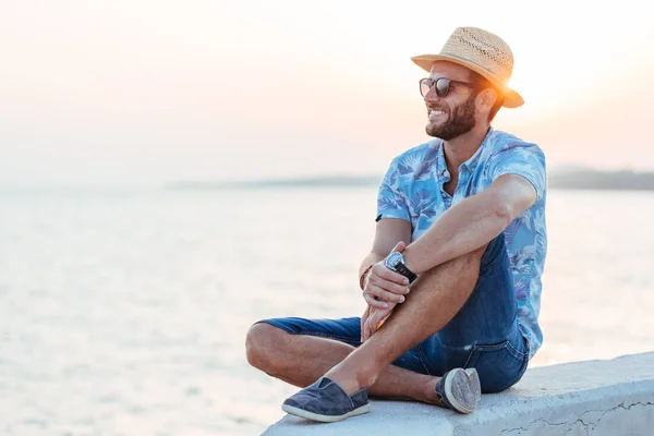 Jovem Desfrutando Pôr Sol Junto Mar — Fotografia de Stock