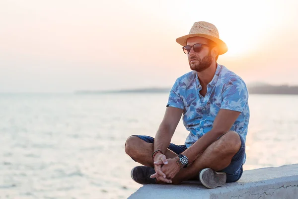 Jovem Barbudo Sentado Junto Mar Pôr Sol — Fotografia de Stock