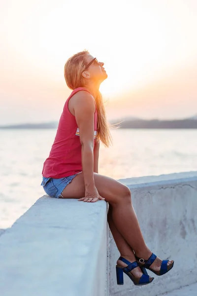 Young Woman Enjoying Sunset Sea — Stock Photo, Image