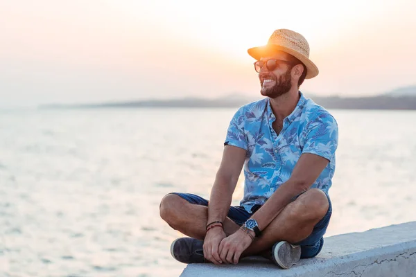 Jovem Desfrutando Pôr Sol Junto Mar — Fotografia de Stock