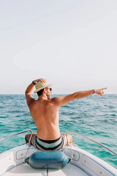 Молодой Человек Сидящий Носу Лодки Наслаждаясь Видом Море — стоковое фото